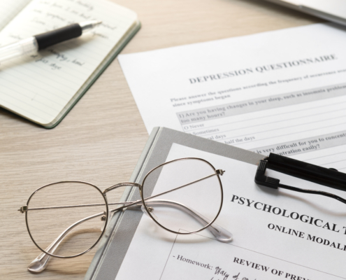 Descubre la diferencia entre psicólogo clínico y forense, cuándo acudir a peritos psicólogos y cómo se realizan los informes psicológicos judiciales en España.