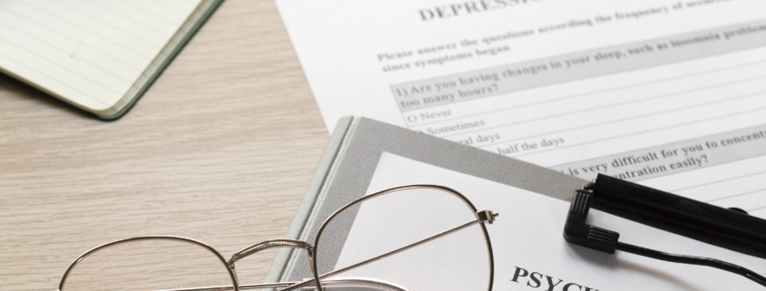 Descubre la diferencia entre psicólogo clínico y forense, cuándo acudir a peritos psicólogos y cómo se realizan los informes psicológicos judiciales en España.