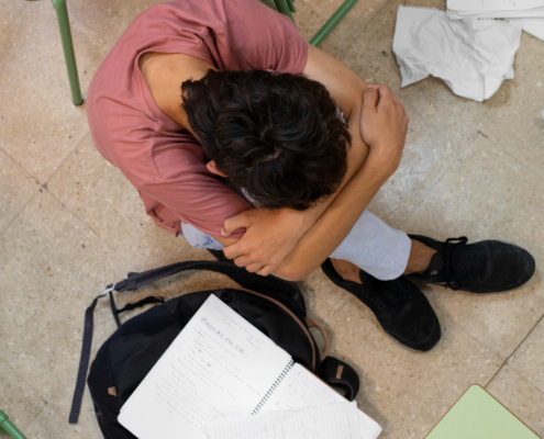 Descubre qué es el síndrome de indefensión aprendida, sus fundamentos psicológicos, consecuencias emocionales y su importancia en la evaluación psicológica forense y los informes periciales.