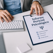 Descubre cuándo y por qué solicitar un informe pericial psicológico. Guía sobre su papel en juicios penales, civiles, valoración de discapacidad y acoso laboral.