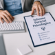 Descubre cuándo y por qué solicitar un informe pericial psicológico. Guía sobre su papel en juicios penales, civiles, valoración de discapacidad y acoso laboral.