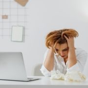Descubre cómo la evaluación pericial de riesgos psicosociales protege la salud mental laboral y evita sanciones administrativas e incapacidades. Descubre cómo la evaluación pericial de riesgos psicosociales protege la salud mental laboral y evita sanciones administrativas e incapacidades.