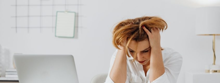 Descubre cómo la evaluación pericial de riesgos psicosociales protege la salud mental laboral y evita sanciones administrativas e incapacidades.